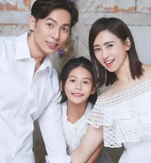 翁虹13岁女儿颜值高,高鼻梁大眼睛,五官深邃仿佛是个混血儿