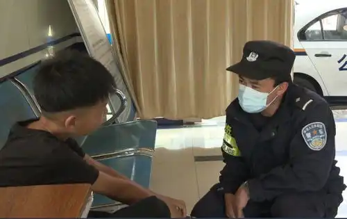 永胜一小孩坐错车流落丽江,丽江警方帮助孩子回家