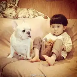这个小男孩是谁