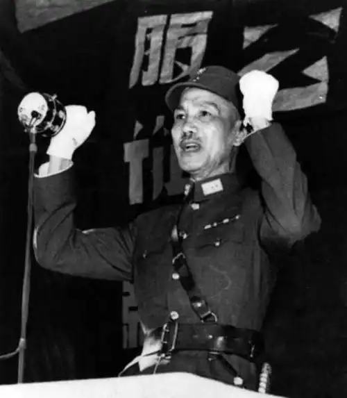 希勒特讨好中国,想让中国入伙,蒋介石的一句话,气得希特勒大怒