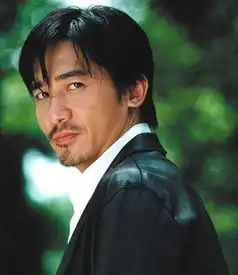 求一张挥手离开的男生背影图片,黑色的,有点沧桑感的