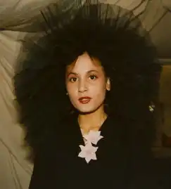 英国女子为防皱纹40年不笑脸僵成蒙娜丽莎