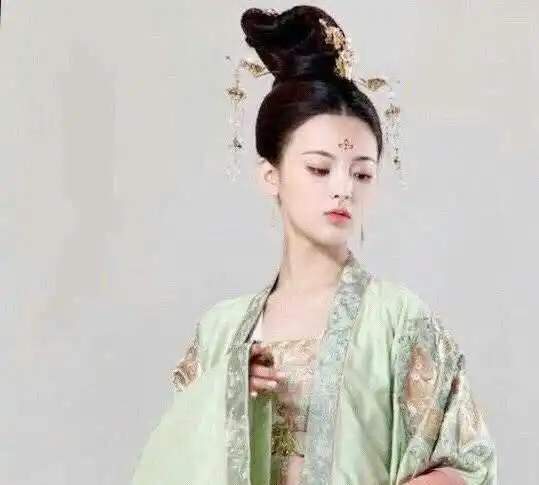 杨超越古装扮相惊艳众人,只要颜值够高,演员和爱豆之间就没有壁