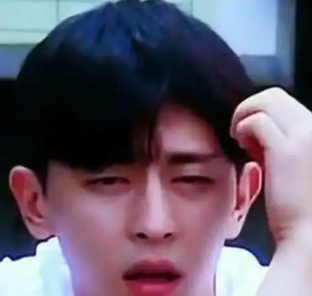 张新成做了近视眼手术200702张新成壹号theone采访片段近视眼同款尴尬相信你也经历过