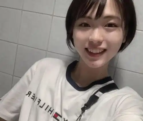 日本16岁无性别高中生火了,男扮女装引关注,女生看了自愧不如