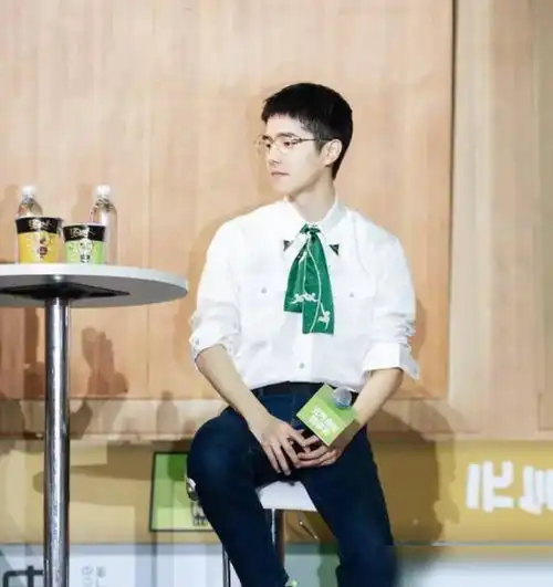 刘昊然黑色西装时尚有型,金丝眼镜尽显男人风尚