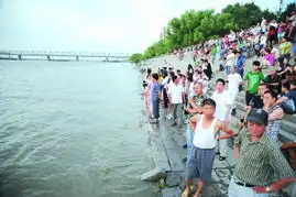 戏水滑下台阶花季少女溺亡警方今年入夏已有16人溺水身亡