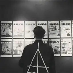 一个情侣情像女的那一半是个背影墙面上有ikea求这个情头