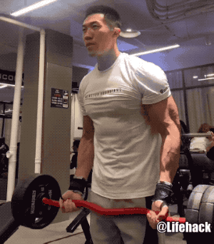 190cm足球猛男半裸秀肌肉,网友都馋他的身子