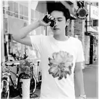 伤感黑白男生qq头像用微笑掩盖所有的悲伤