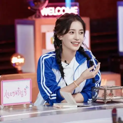 32岁杨颖校园风装扮录制节目出道多年,她依然除了美貌一无所有