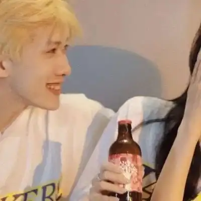 真人情头看见石头凌空而起形成一道彩虹般弧线