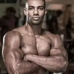 酒吧小哥疯狂撸铁竟成店内招牌,有肌肉真能当饭吃.......