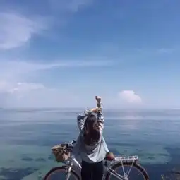 孤独背影看海女头像