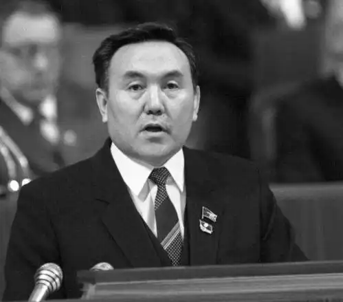 戈尔巴乔夫实施改革后,最初并不顺利,为何纳扎尔巴耶夫反对