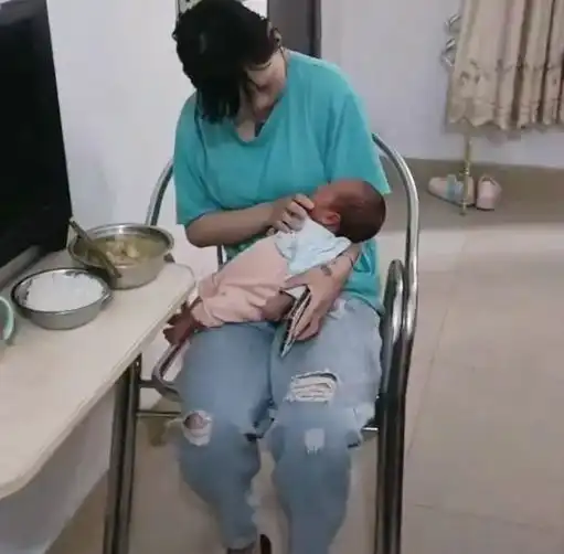 回顾17岁女孩在出租屋生娃,身无分文男友失联,父母知道也不来