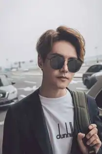 马天宇出发巴黎男装周简约搭配尽显长腿魅力