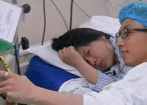 吴尊晒3张陪产照,一个细节引发热议,网友一般男人是做不到的