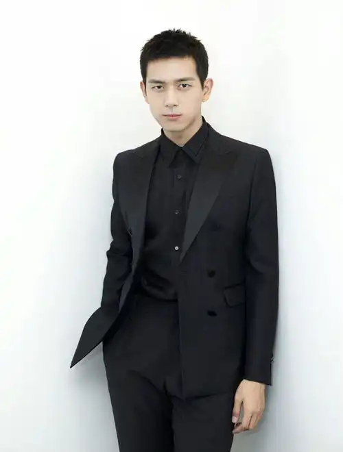 李现穿黑色西装出席活动,尽显型男魅力,外冷内热的韩商言回来了