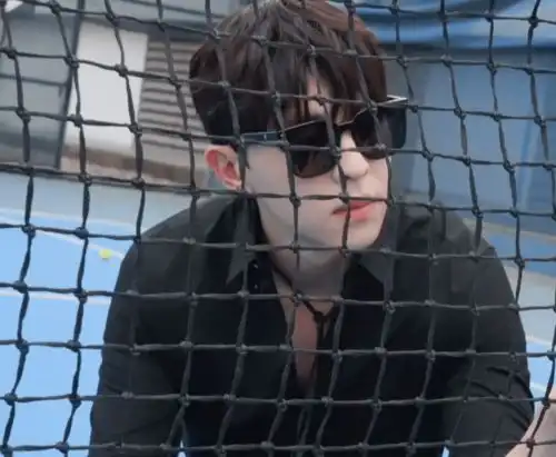 邓伦品牌活动拍摄花絮公开球场上的禁欲高冷男明星