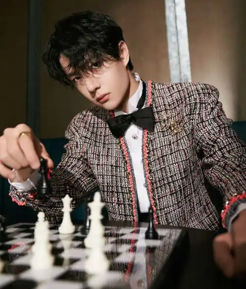 有种接骨叫王一博,为增高穿高跟鞋,却不如肖战有男人味