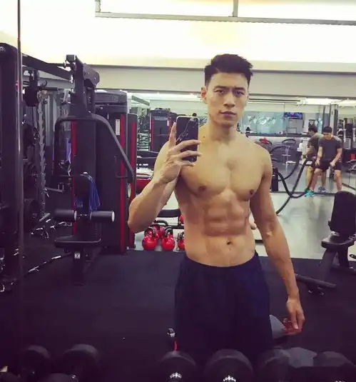 篮球帅哥为赚钱下海当男模,如今成健身房老板