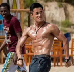 娱乐圈的4位肌肉男,张艺兴秀气,彭于晏霸气,而他虎背熊腰