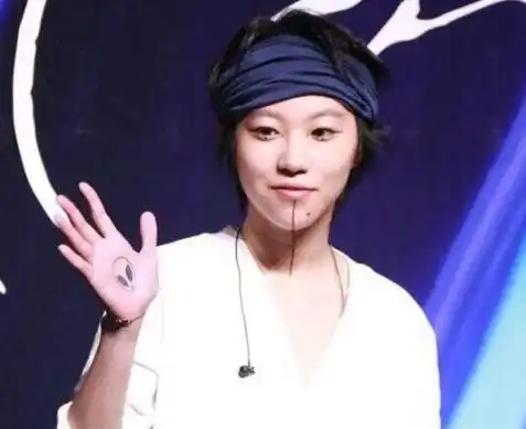 窦靖童晒自拍,泰迪黄寸头霸气侧露,但抢镜仍是下巴纹身