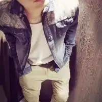 求张露嘴上半身男生穿衬衫的头像最好是白衬衫