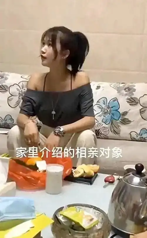 云南一31岁女子叼着烟相亲,笑容豪迈自信十足真爱不介意我吸烟