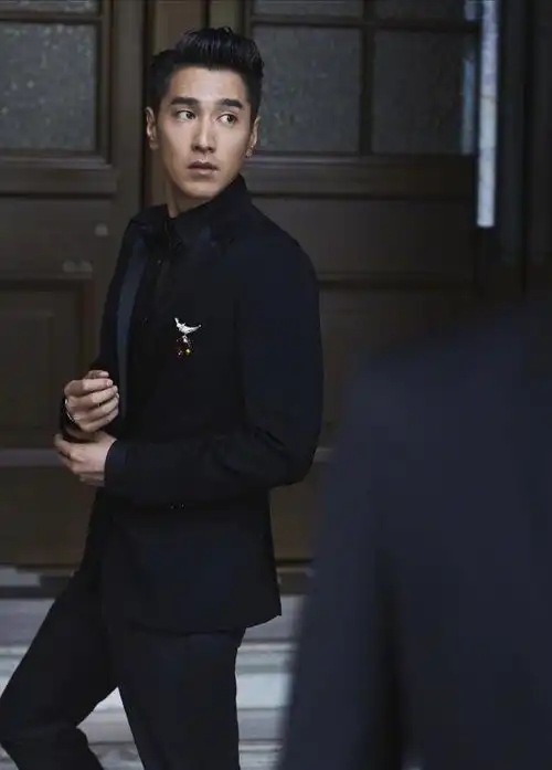 赵又廷西装打造熟男穿搭,成熟稳重,高圆圆穿连衣裙变身氧气女孩