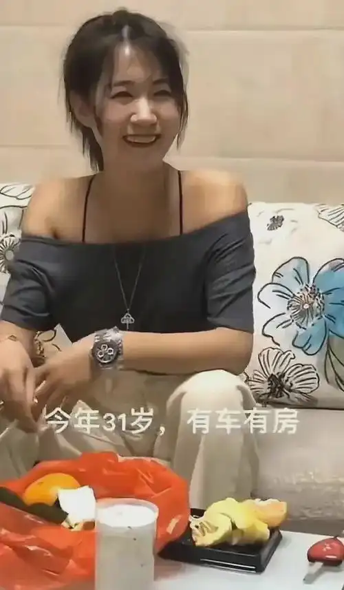 云南女子叼着烟和相亲男见面,笑容豪迈自信十足,网友霸气