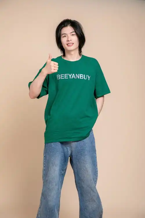 绿色t恤夏季徒步旅行男生人物摄影图摄影