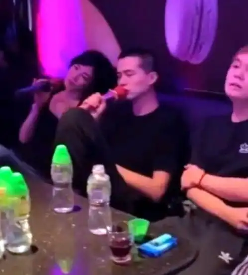 王菲现机场包裹严实,豆绿色卫衣配红裤好随性,脖子上挂件好抢镜