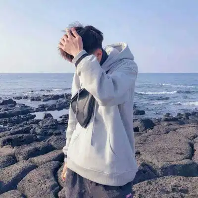 很难看出是情侣头像被忽略的一个边缘人