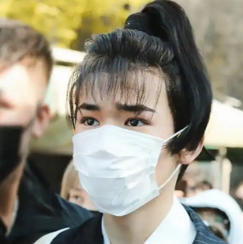 杨紫新综艺终于来了手滑关注五位明星,意外暴露嘉宾全阵容