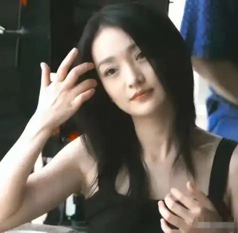 镜头前美艳四射,真人却干瘦枯黄,这4位上镜脸女星反差好大