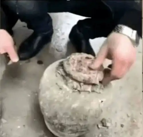 大叔埋在地下20年的酒,打开后是这样的,你敢喝一口吗