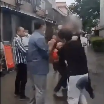 扬州一保安不戴口罩被拦,驾车强闯,防疫人员劝阻却被扇耳光