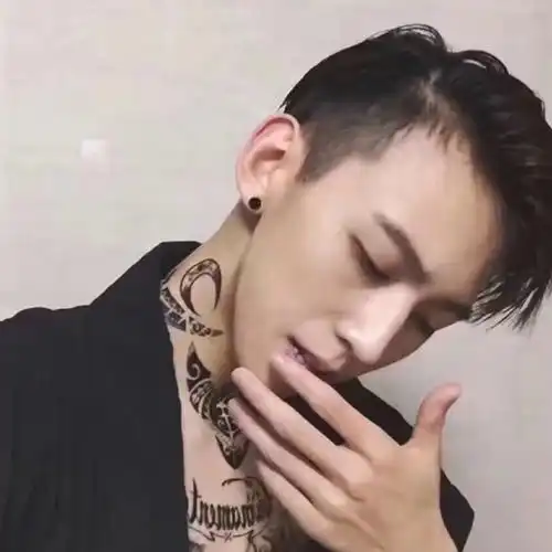 纹身耳钉霸气男人