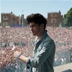 高鼻梁深眼窝的男生头像