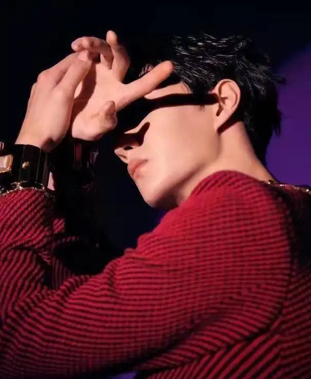 王一博穿衣娘化再穿女装惹热议,男人味彻底比不上肖战