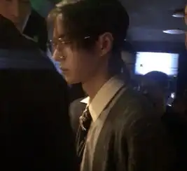 有种斯文败类叫王一博,戴上眼镜搭配鲫鱼头,网友太欲了吧