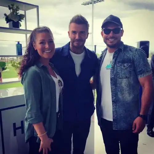 45岁贝克汉姆魅力不减,身形健壮堪比猛男,仍是少女们的梦中男神