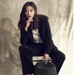 穿阔腿裤和西装的全智贤,一头长发气场十足美的让人移不开眼