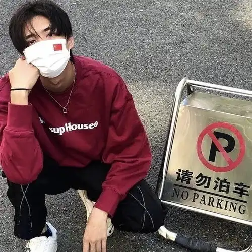 优质男头看破红尘敲木鱼