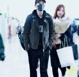 徐正溪机场戴口罩难掩高颜值贴心与粉丝合影比嘘示意要低调