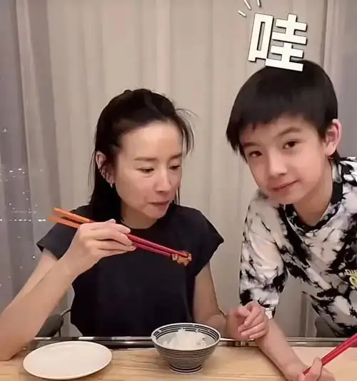 潘粤明深夜转发儿子照片,发文谢谢大家,13岁顶顶长相帅气