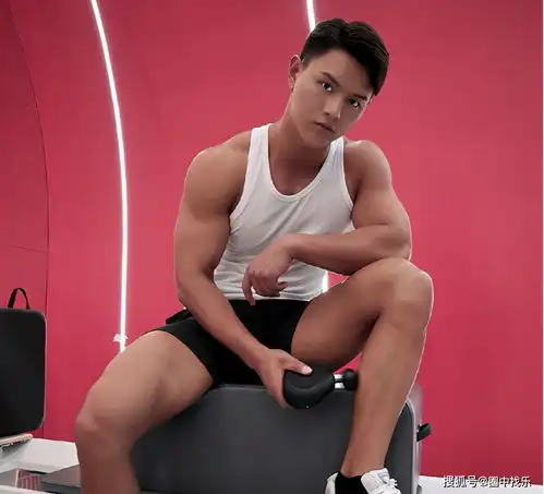 不愧是黄金男模,身材超赞饱满胸肌,结实腹肌,性感人鱼线