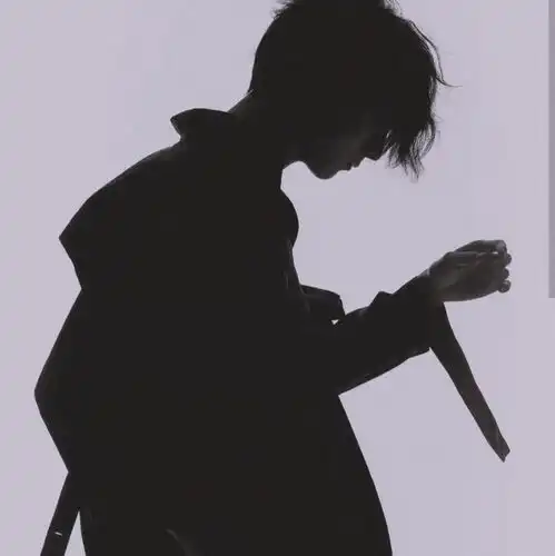 男生头像既然没人护你周全,那你就酷